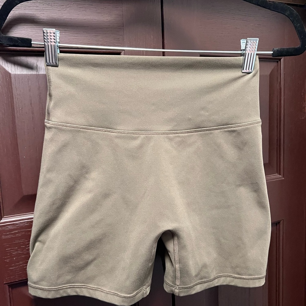 Aura Scrunch Shorts - Dusty Khaki - M